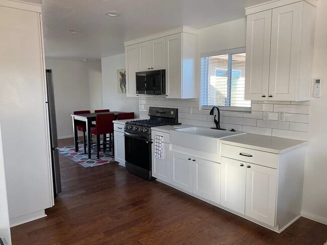 Foto del edificio - Move-in special: THE OWNER IS OFFERING 1/2 OFF FIRST MONTHS!!!!