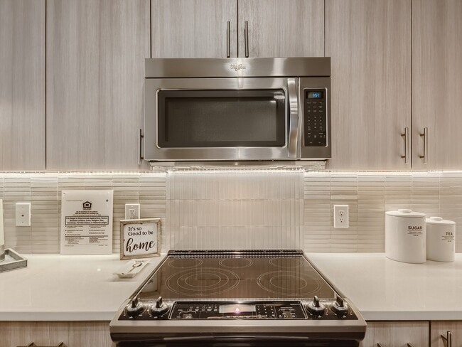 Microondas superior para mayor espacio - Factory Design District