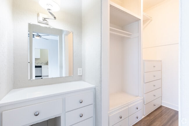 Closet - Modern & Cozy Studios in Koreatown