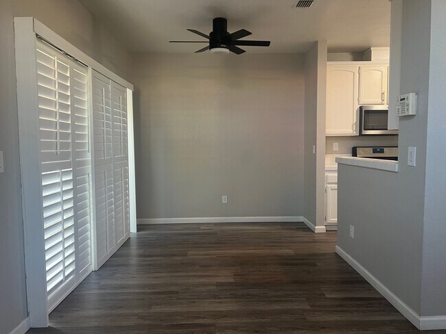 Foto del edificio - 267 Tamarisk Cir