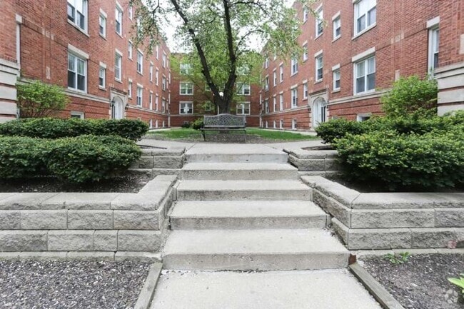 Building Photo - 952 W Cornelia Ave