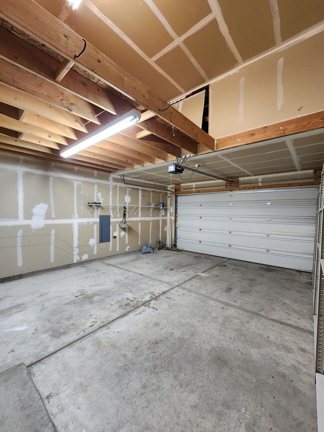 Building Photo - 4 Bedroom 3 Bathroom