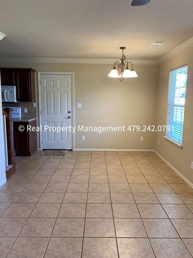 Building Photo - HALF OFF MOVE IN RENT! 3 Bed 2.5 Bath Fian...