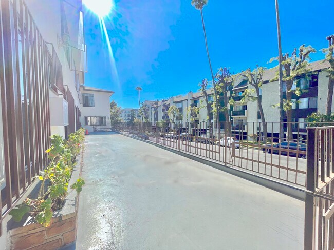 Foto del edificio - 3950 W 5th St
