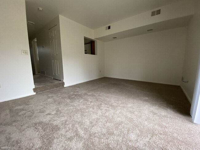 Building Photo - 2 br, 1 bath Townhome - 735 Hemlock Square