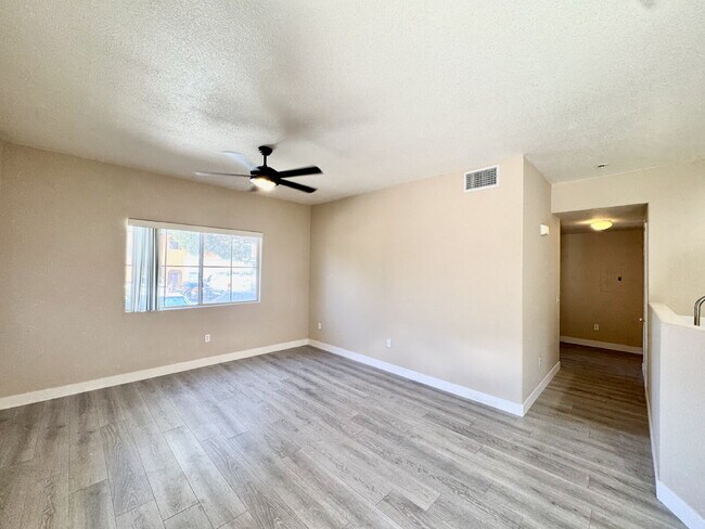 Foto del edificio - DOWNSTAIRS CONDO | GATED COMMUNITY | CENTENNIAL HILLS | UPDATED 3 BEDROOM