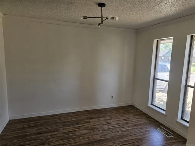Building Photo - Updated House in Jenks Schools