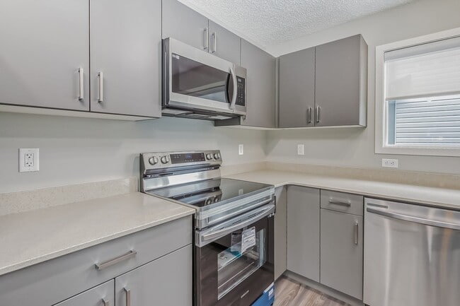 Photo du bâtiment - 15675-15618 18 Ave SW