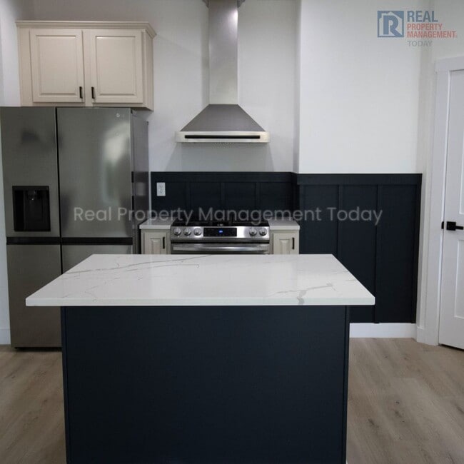 Building Photo - Beautifully Remodeled Modern 3-Bedroom TownHome with Fenced Yard & Garage in Orting