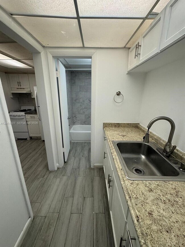 Foto del edificio - 7010 NW 186th St