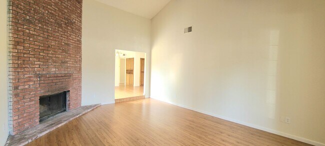 Building Photo - GREAT LOOKING DUPLEX W/ LARGE YARD!