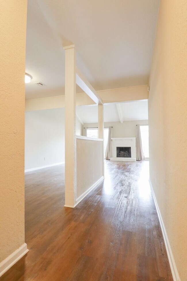 Foto del edificio - Spacious 3 bed / 2 bath duplex, Well maint...