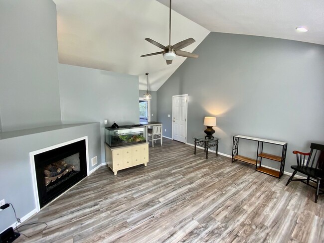 Building Photo - West AVL - Spacious Home in Scenic Bluff S...