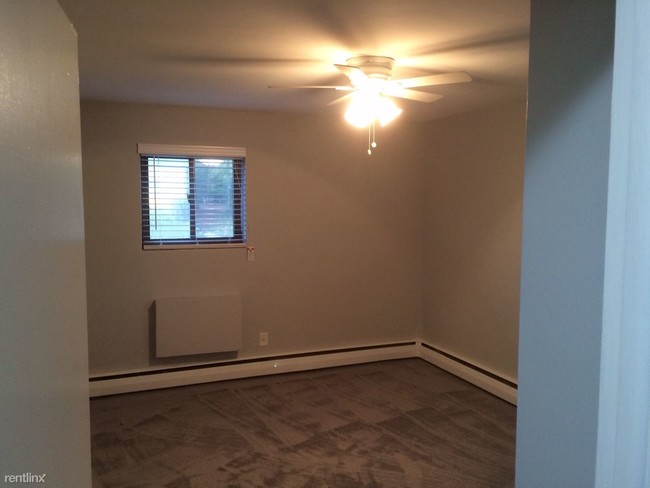 Building Photo - 1 br, 1 bath Apartment - Park Manor Apts B5