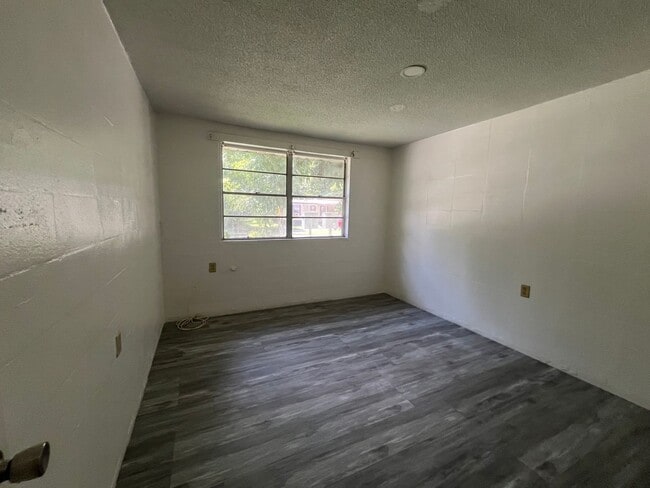 Building Photo - REMODELED 1 Bedroom, 1 Bathroom Brick Apartment (ask about our move in special!)