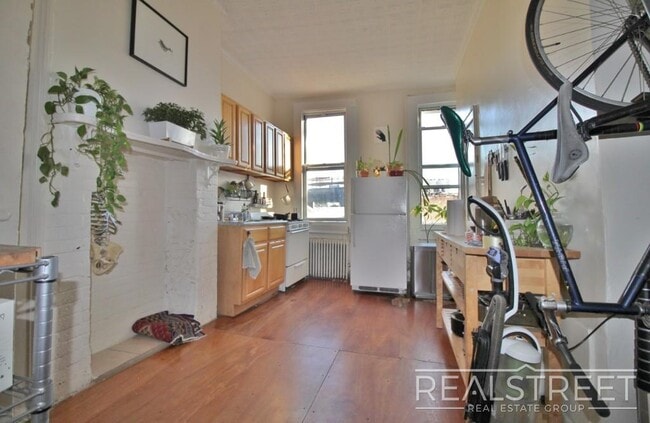 Building Photo - Spacious 1.5 BED in Bushwick/East Williamsburg