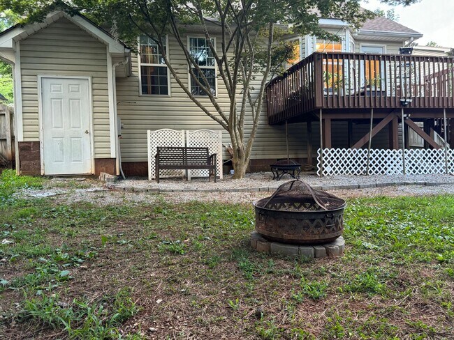 Building Photo - Charming 3 Bed Home Tucked Away near NCSU ...