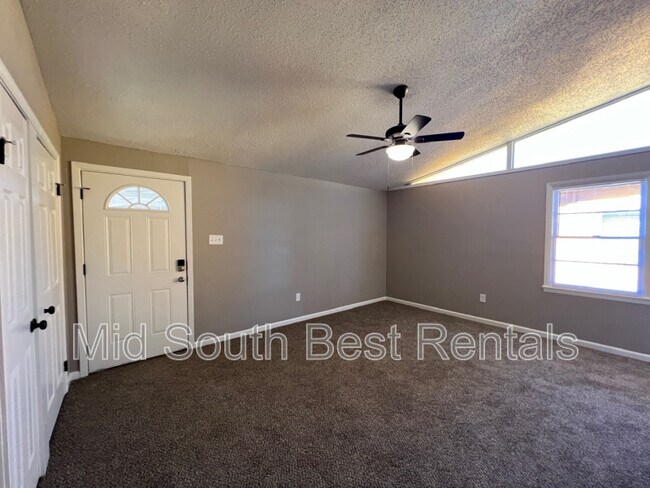 Building Photo - 1550 Gowan Dr