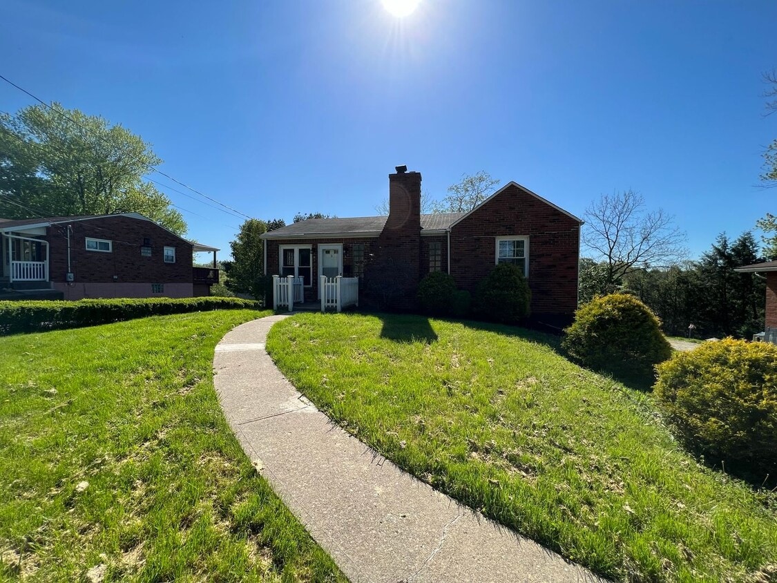 Modern 3 bedroom, 1.5 bathroom home in Bethel Park - Modern 3 bedroom, 1.5 bathroom home in Bethel Park