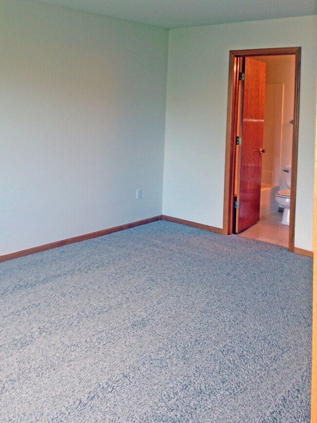 Building Photo - 2 bedroom 2.5 bathroom Town Home in Shakopee