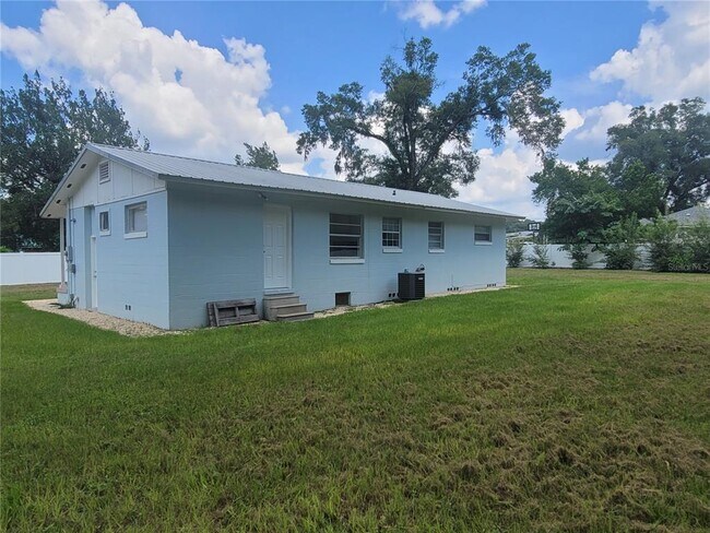 Foto del edificio - 2400 NE 57th Pl