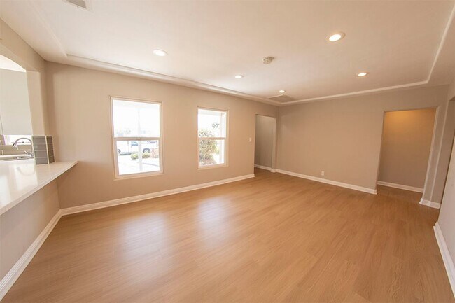 Building Photo - 5BR 3BA College Area Home - Viynl Plank Fl...