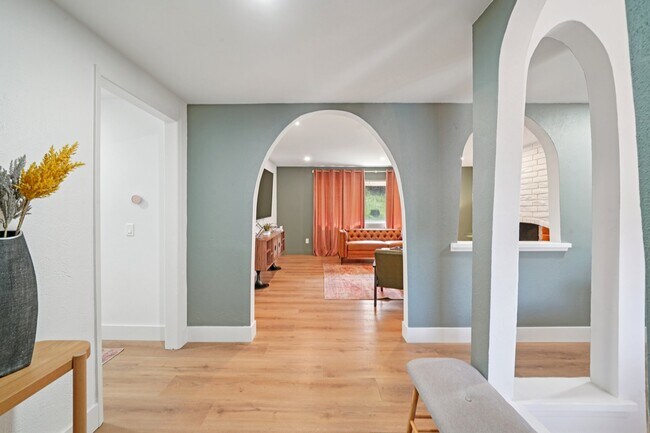 Foto del edificio - 1500 Country Club Dr