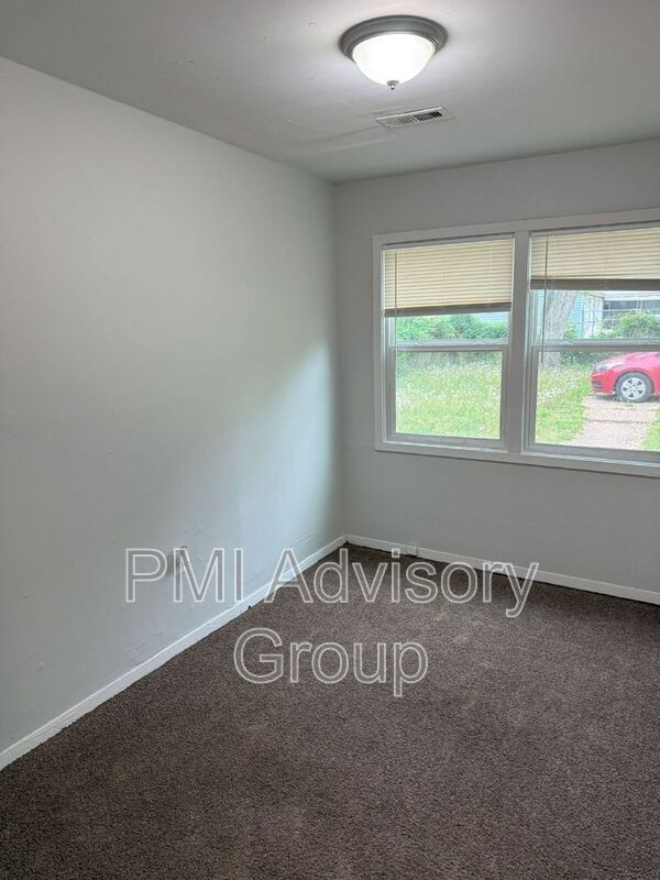 Building Photo - 3368 SE Girard St