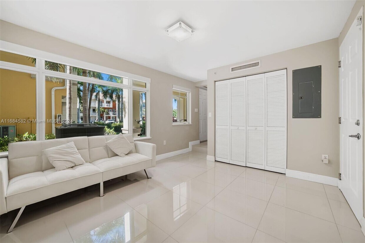 Foto principal - 2729 NE 184th Way