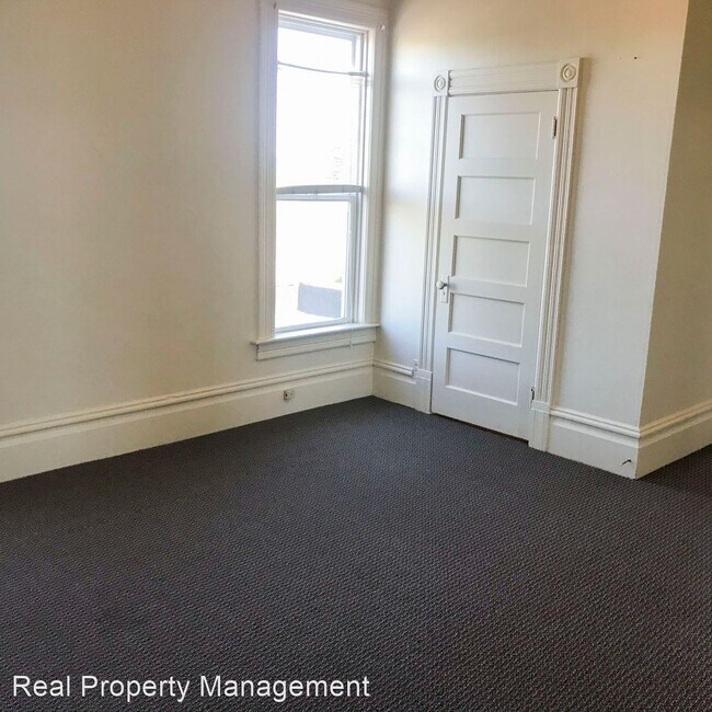 Building Photo - 3 br, 1 bath  - 102 W. Harris St.
