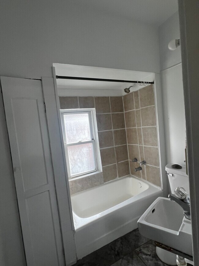 Foto del edificio - 9025 Burlington Ave