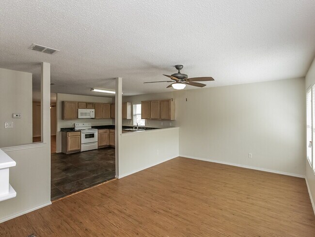Foto del edificio - 8804 Seven Oaks Ln