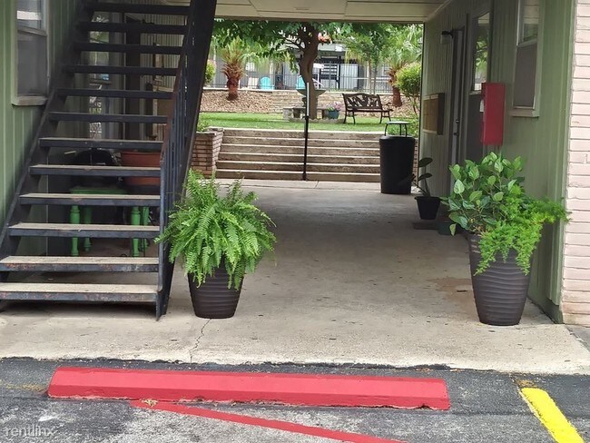 Building Photo - 516 Gentleman Rd