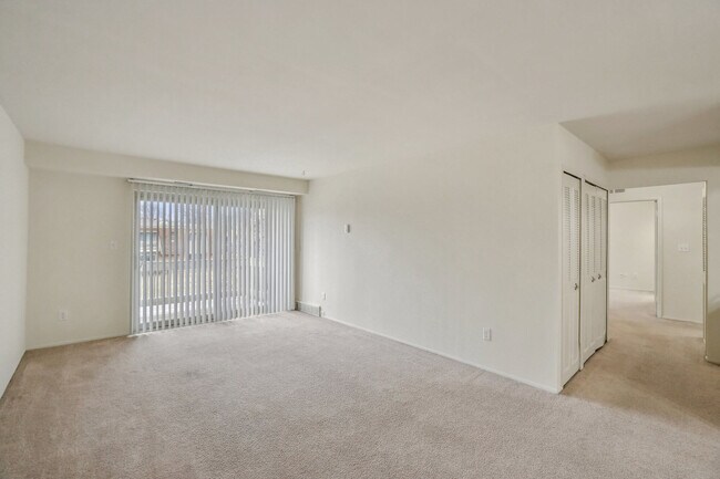 Foto del edificio - Orleans Place Apartments