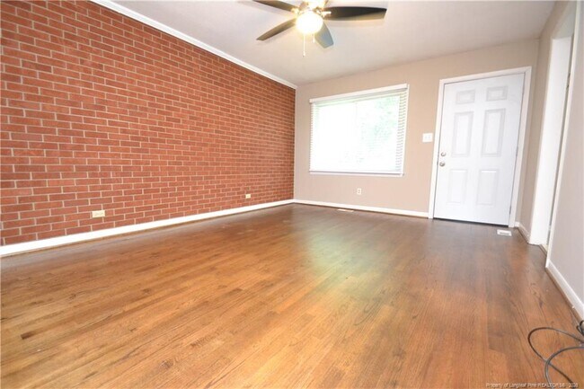 Foto del edificio - 5131 Lundy Dr