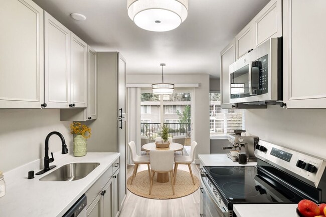 Building Photo - Beautifully Renovated 1 & 2 Bedroom Apartments in Lynnwood!