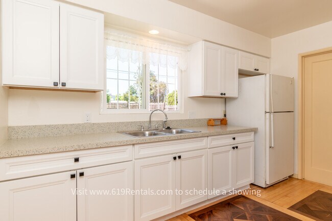 Building Photo - 3 Bedroom, 2 Bath House with Large Backyard