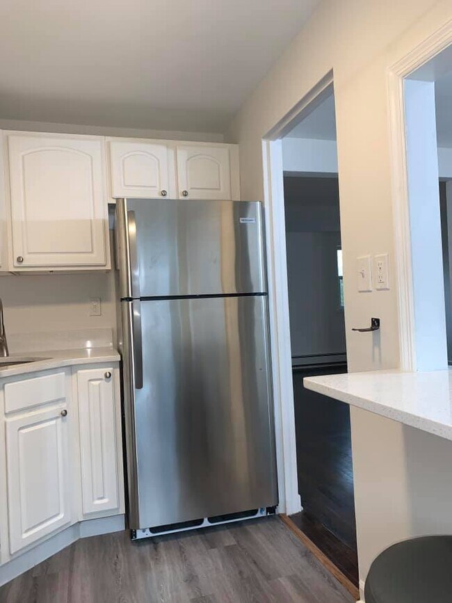 Building Photo - 45 Manor Dr