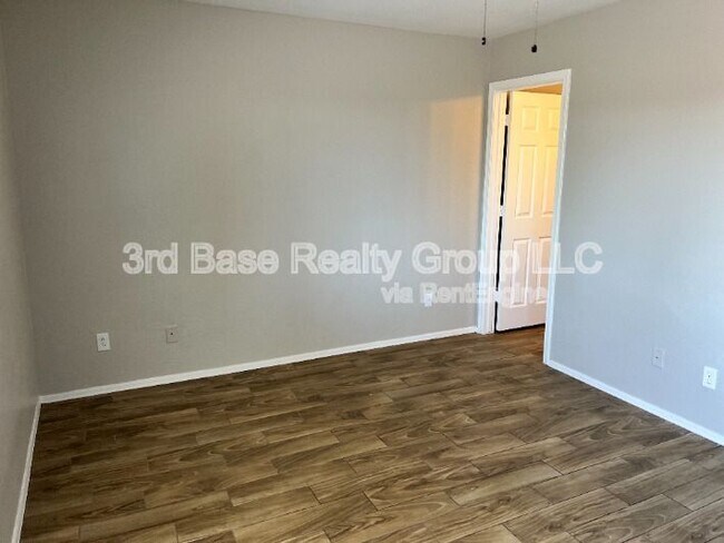 Building Photo - 724 S 223rd Ln