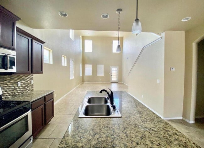 Building Photo - 4084 Loma Dante Dr
