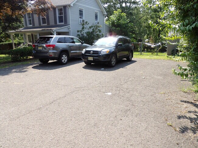 Ample Parking Area - 365 Black Oak Ridge Rd