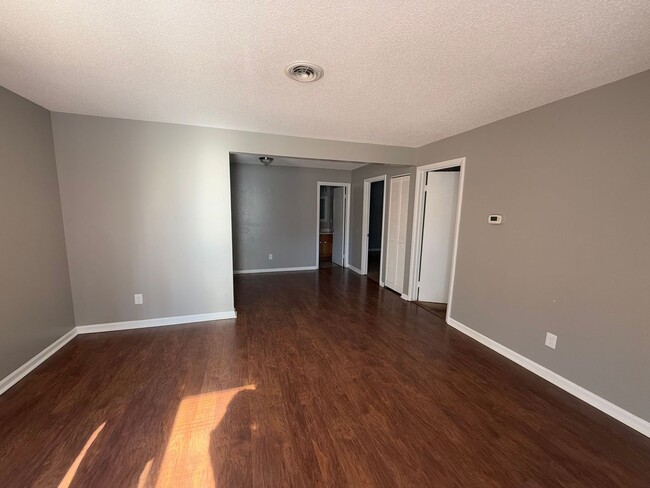 Building Photo - 2 Bedroom Apartment in Convenient Haw River Location