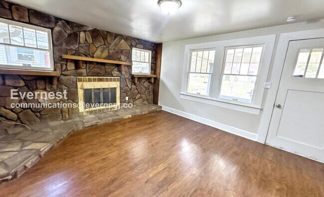 Foto del edificio - Limited Time Special Offer - Split your security deposit payment.  3 Bed/1 Bath Home with Fenced ...