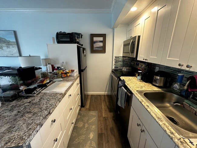 Building Photo - Cozy Updated Studio Unit in Central Island Complex-Available APRIL-2026