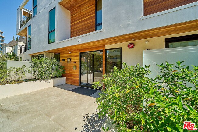 Building Photo - 132 N Swall Dr