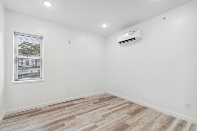 Building Photo - Modern Renovated 1 bedroom 1 bathroom apar...