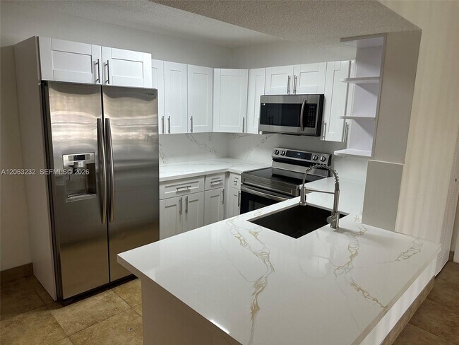 Foto del edificio - 9491 Palm Cir S