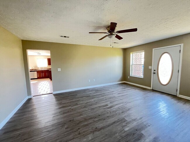 Foto del edificio - 3 bedroom 2 bath Single Family home in Dan...