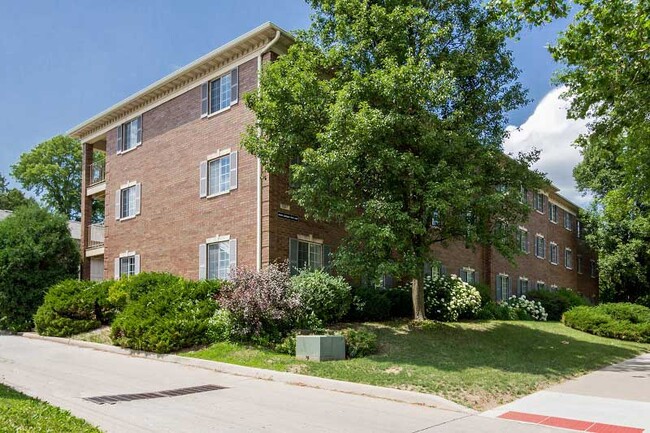 Building Photo - 527 N Dubuque St