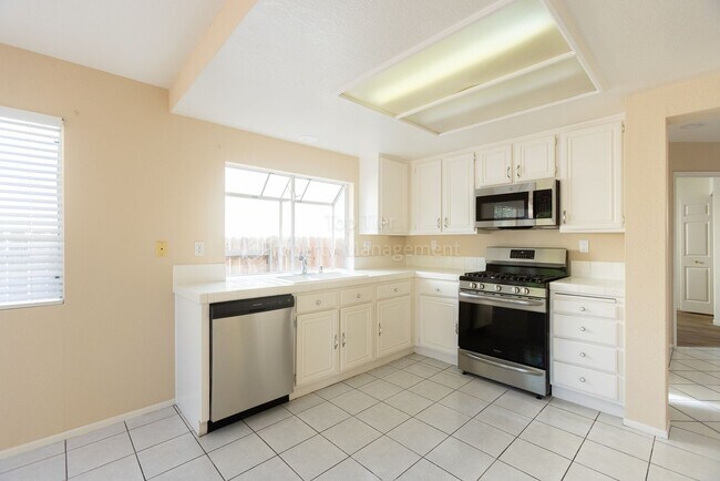 Foto del edificio - Beautiful 4 bed / 3 bath / 1,750 sqft Home...